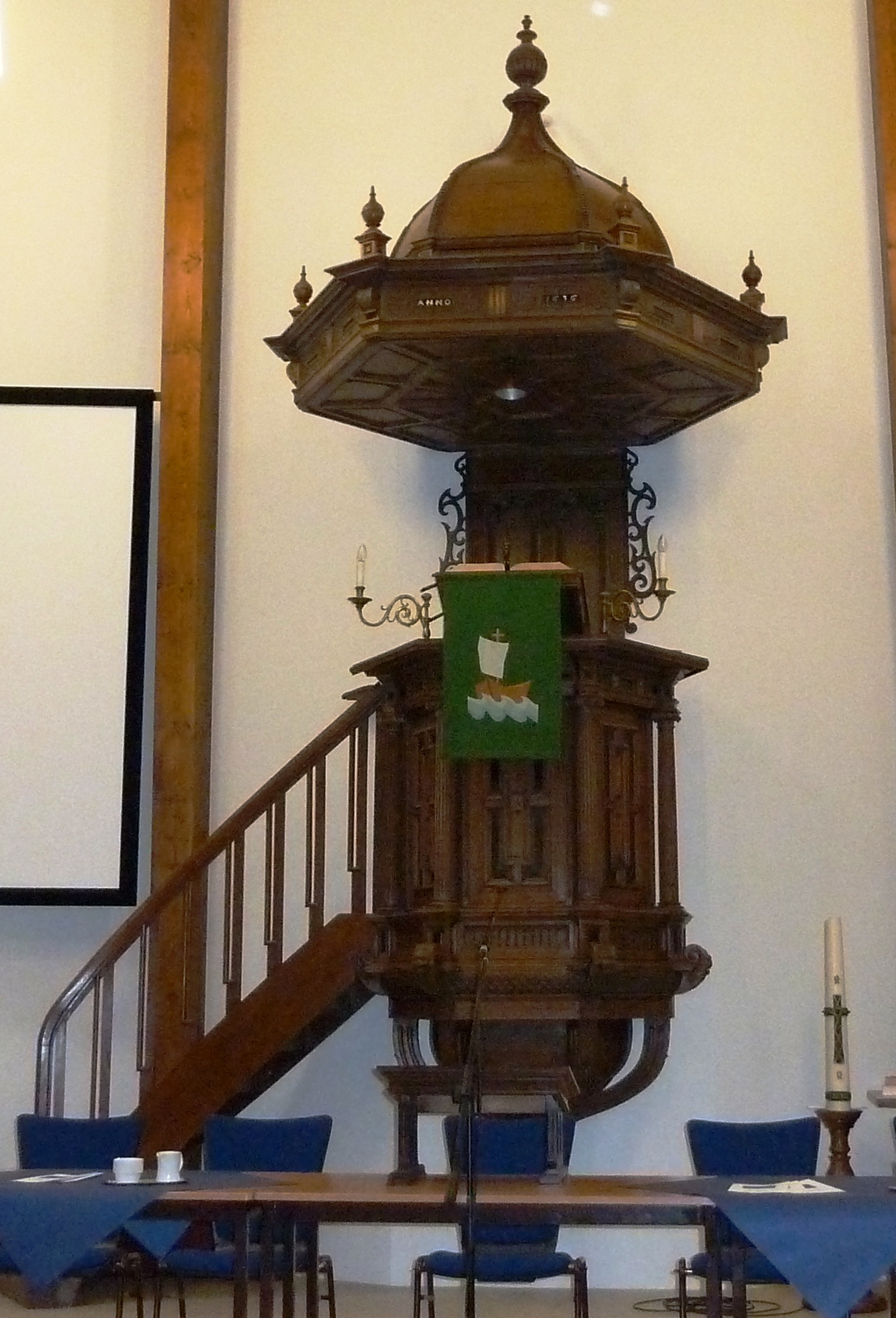 De preekstoel uit de voormalige kruiskerk staat tegenwoordig in de 'Ontmoeting'.