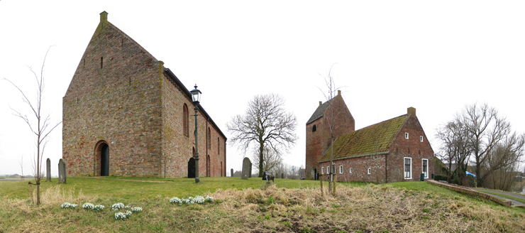 De kerk, de toren en het bijgebouw te Ezinge. Bron: Wikipedia Commons.