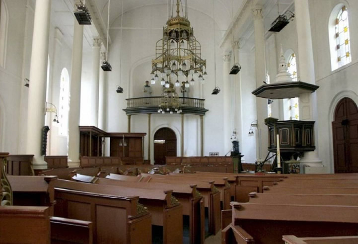 Het interieur van de kerk voor de restauratie in 2012-2013.