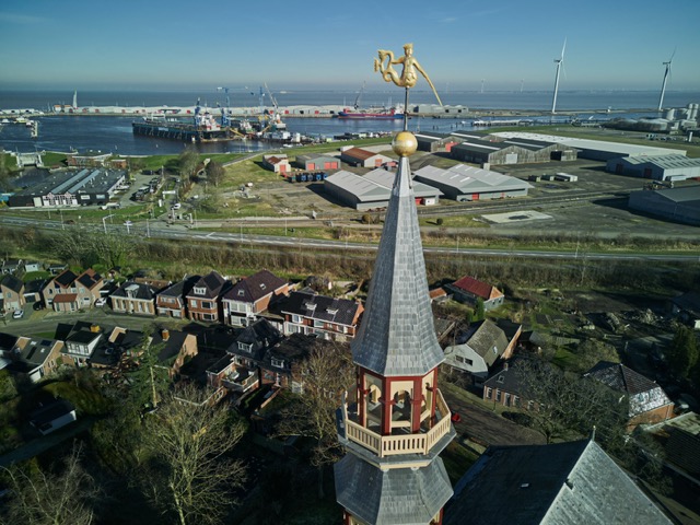 De zeemeermin als windvaan op de toren van de kerk. Dronefoto: ©Jur Kuipers, 2023.