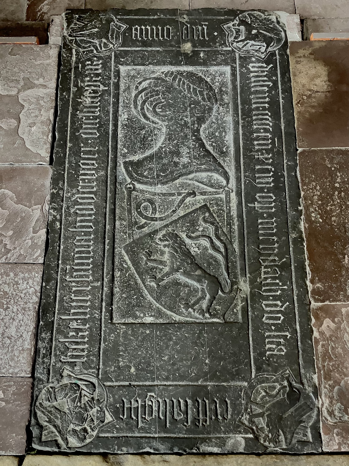 De oudste grafzerk in de kerk is die van de 'Salighe Sicke Luersumma' uit 1491. Randschrift: ANNO DOMINI DUSENT CCCC ENDE XCIII OP MEYDACH DO STAERFF SALIGHE SICKE LUERSUMMA. BIDDET VOER DIE SIELE PR. Op het middenvak van de steen een heel groot schuingeplaatste helm met eronder een schuingeplaats schild met een klimmende leeuw met gespleten staart. In de hoeken van de zerk vier kleine cartouches met afbeeldingen.Foto: ©Jur Kuipers, 2021.