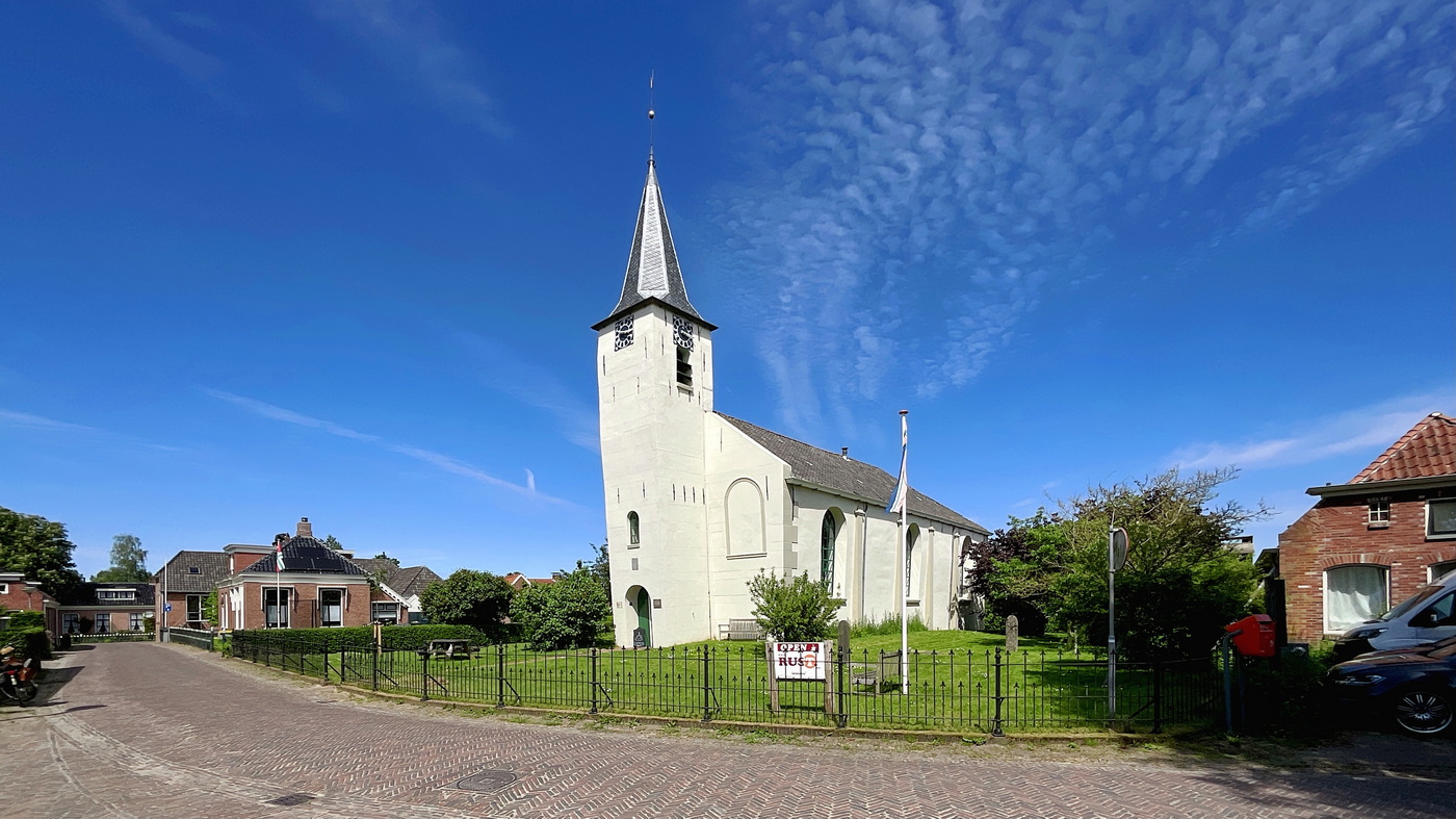 De Jacobuskerk van Feerwerd heeft een eenvoudige uitstraling. Foto: ©Jur Kuipers, 2021. 