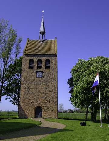De vrijstaande toren van Garmerwolde.