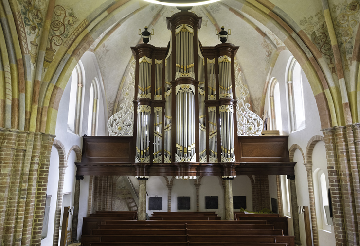 Het orgel na de restauratie van 2013, waarbij de kerk een nieuwe kleurstelling heeft gekregen. 