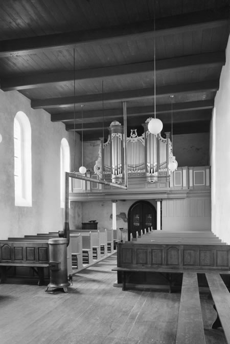 Interieur van de kerk van het Van Dam orgel. De foto is gemaakt in 1965. Het orgel is verplaatst naar de kerk van UItwierde en heeft daar een nieuw leven gekregen.