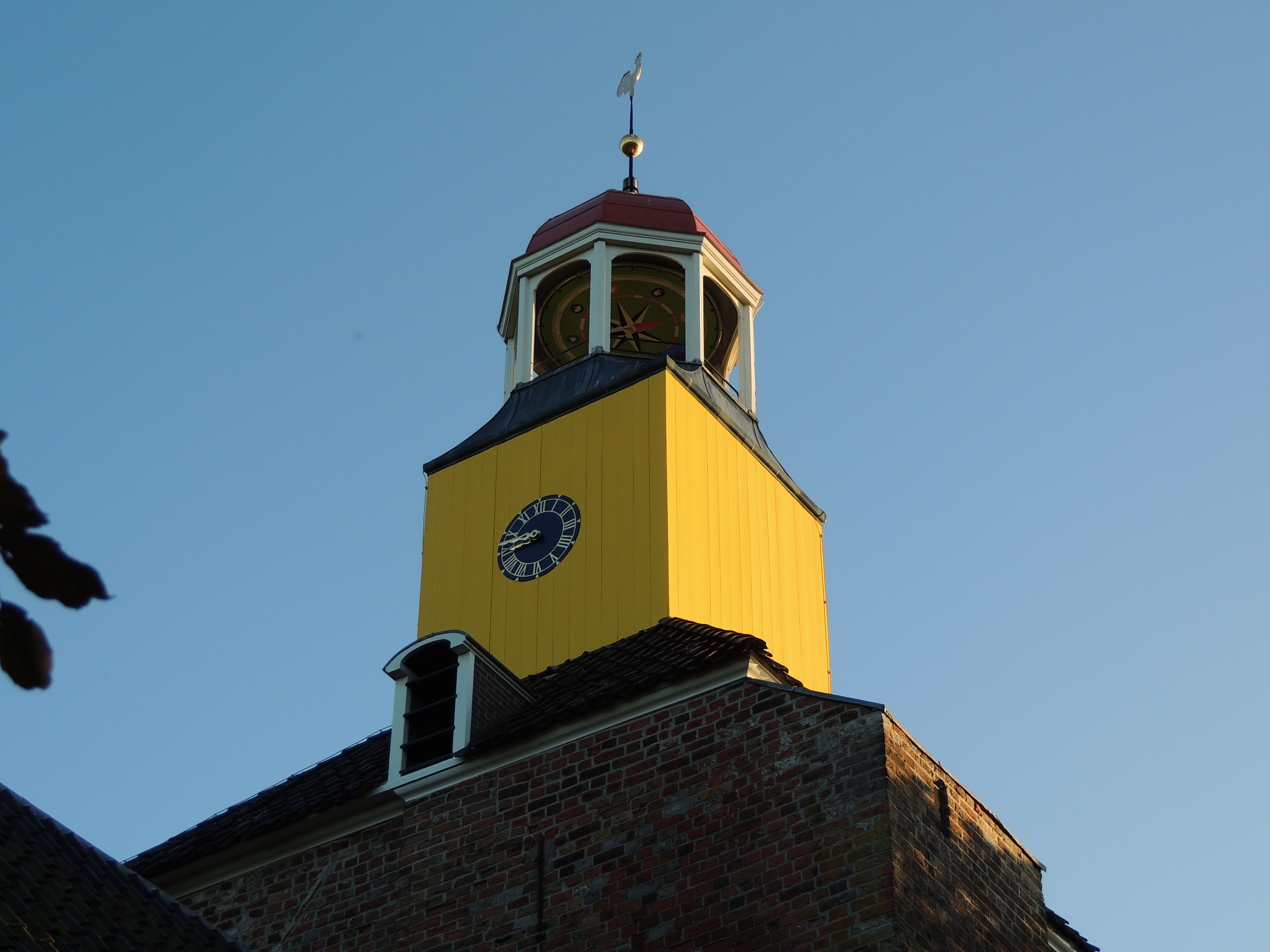 De koepelvormige lantaarntoren van de kerk is een baken voor de scheepvaart op de Waddenzee. Kenmerkend zijn de gebruikte kleuren aan deze torenspits, fel geel en rood, met bovenin een windroos.
