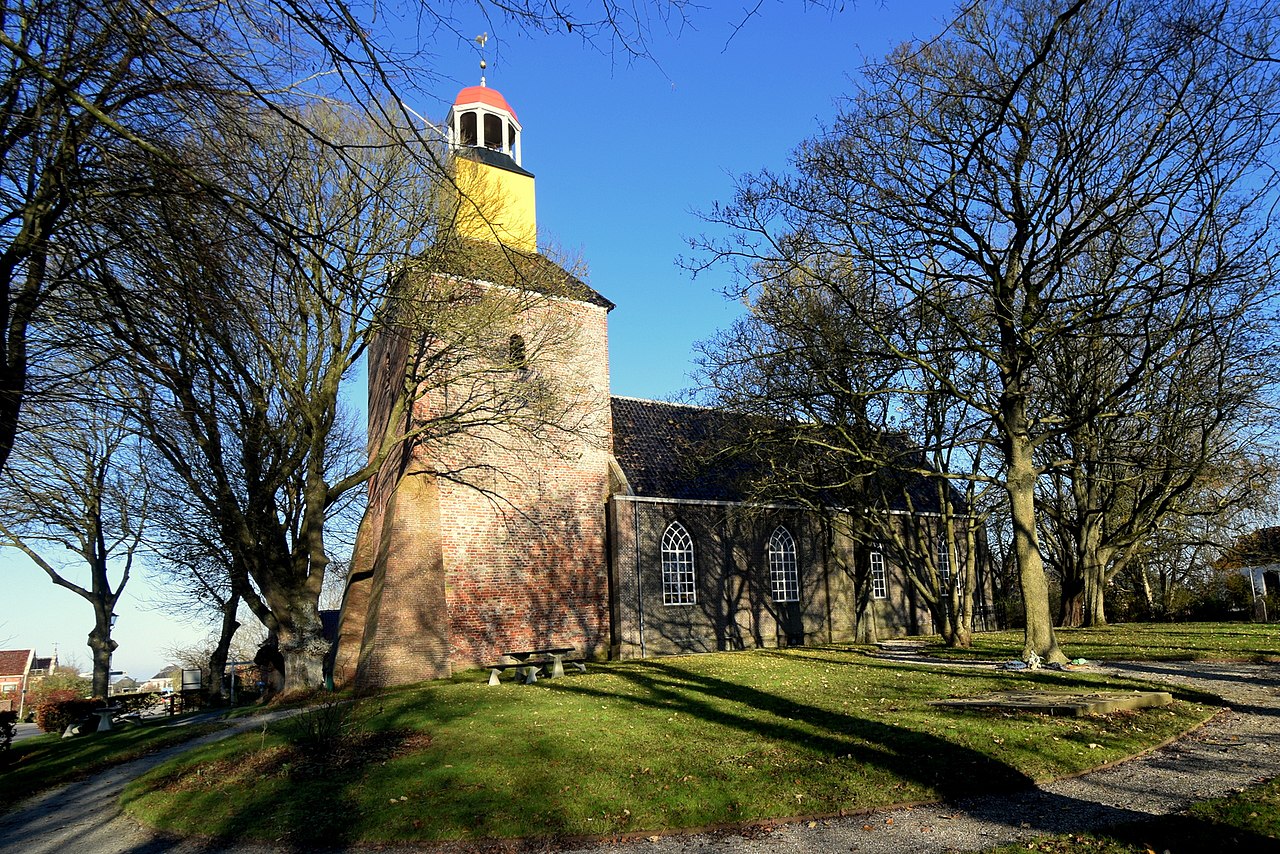 De kerk van Hornhuizen met de imposante toren voorzien van twee steunberen is een rijksmonument (nr. 23670). Deze foto dateert van 15 februari 2012 en is gemaakt door de Stichting Oude Groninger Kerken. Licentie: Creative Commons.