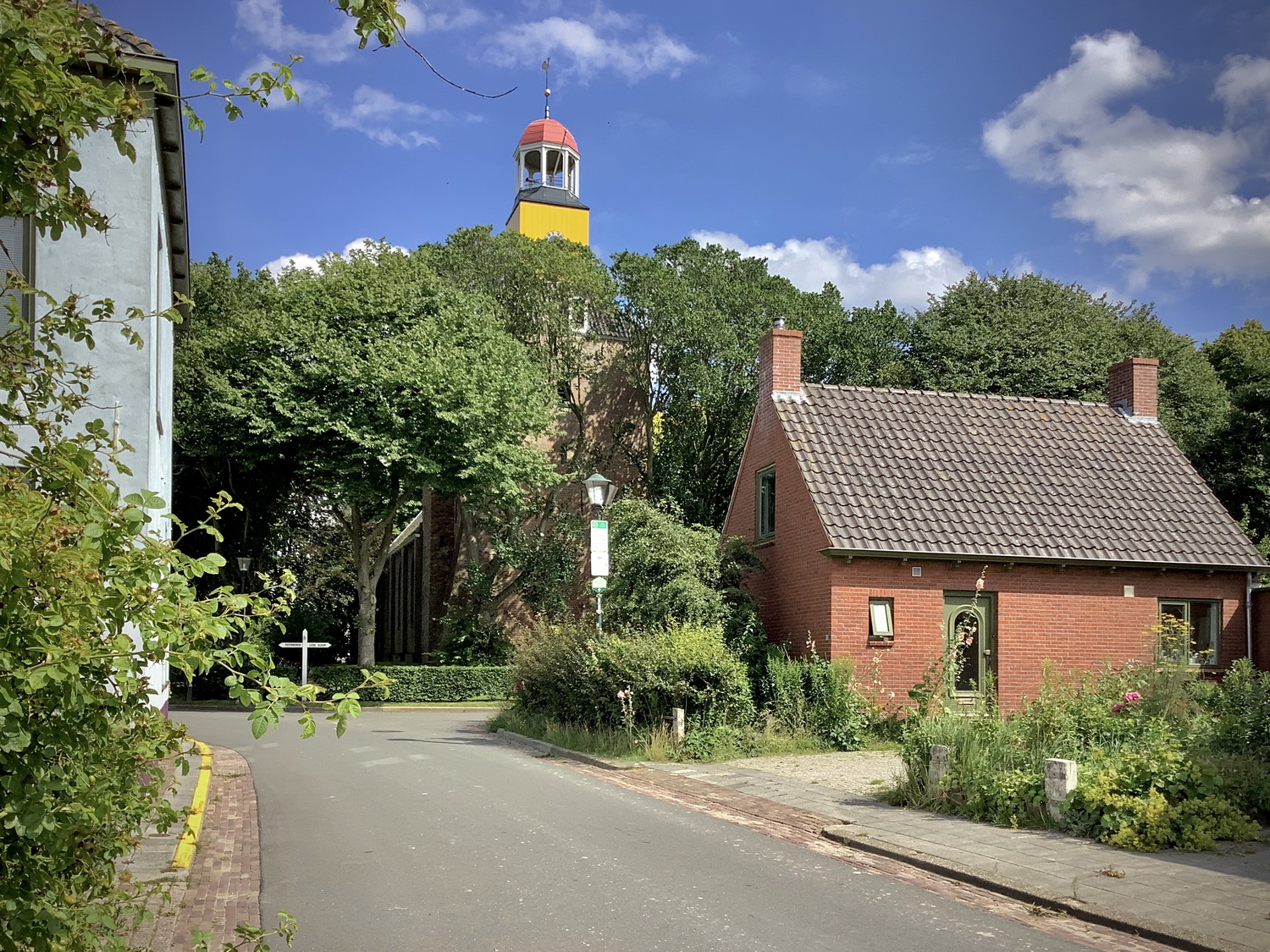 In het dorpsgezicht steekt de gele toren boven ales uit. Foto: ©Jur Kuipers.
