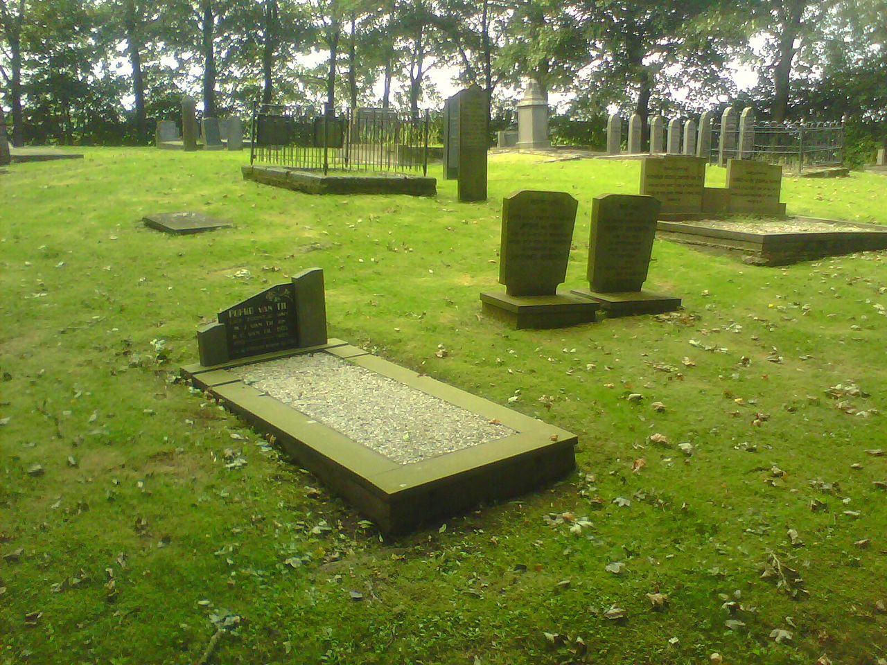 Gezicht op de begraafplaats van Lagemeeden. 