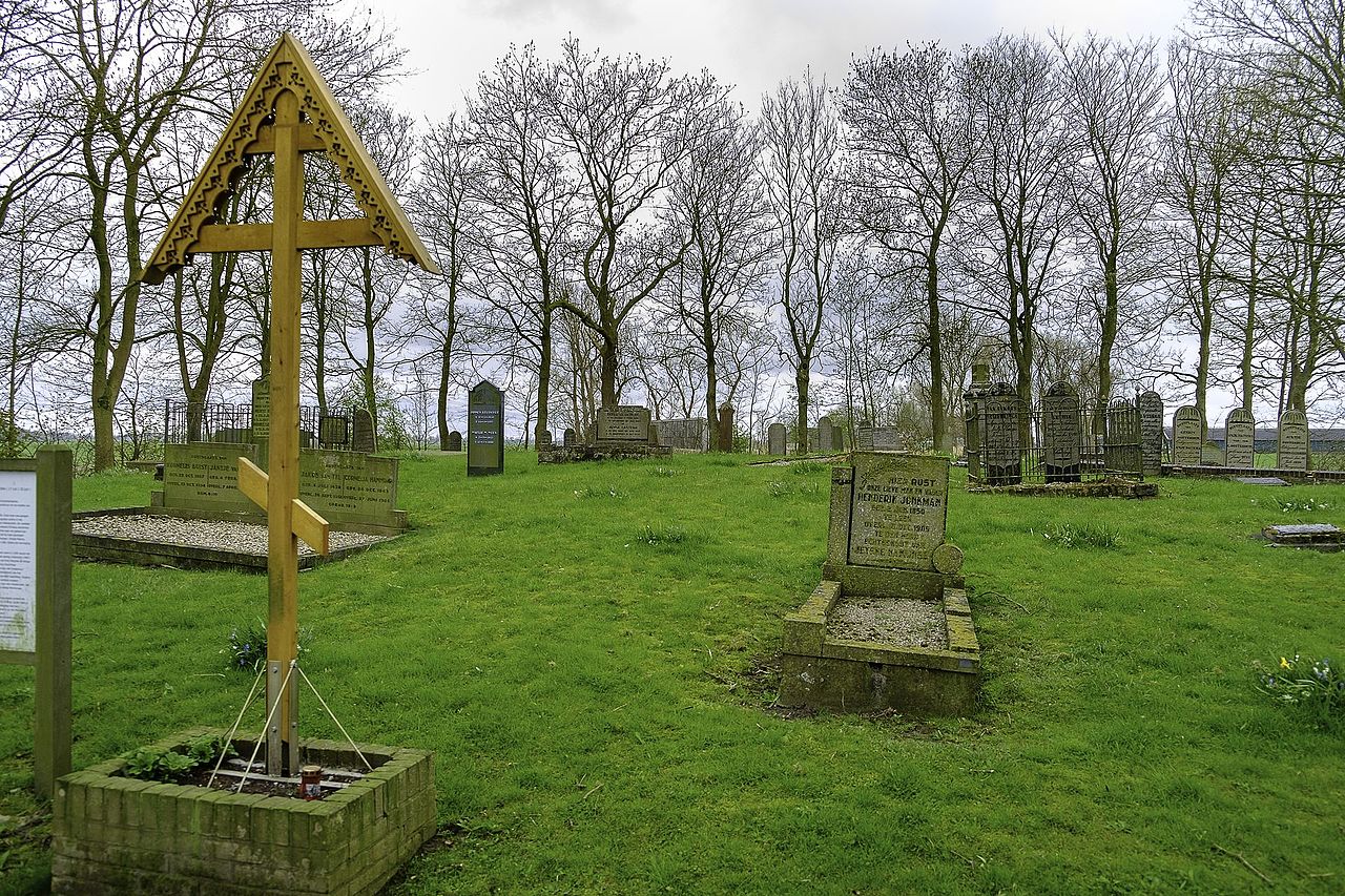 Begraafplaats Lagemeeden. Links: Russisch-orthodox kruis geplaatst in 2012 ter herinnering aan de heilige Margaretha.