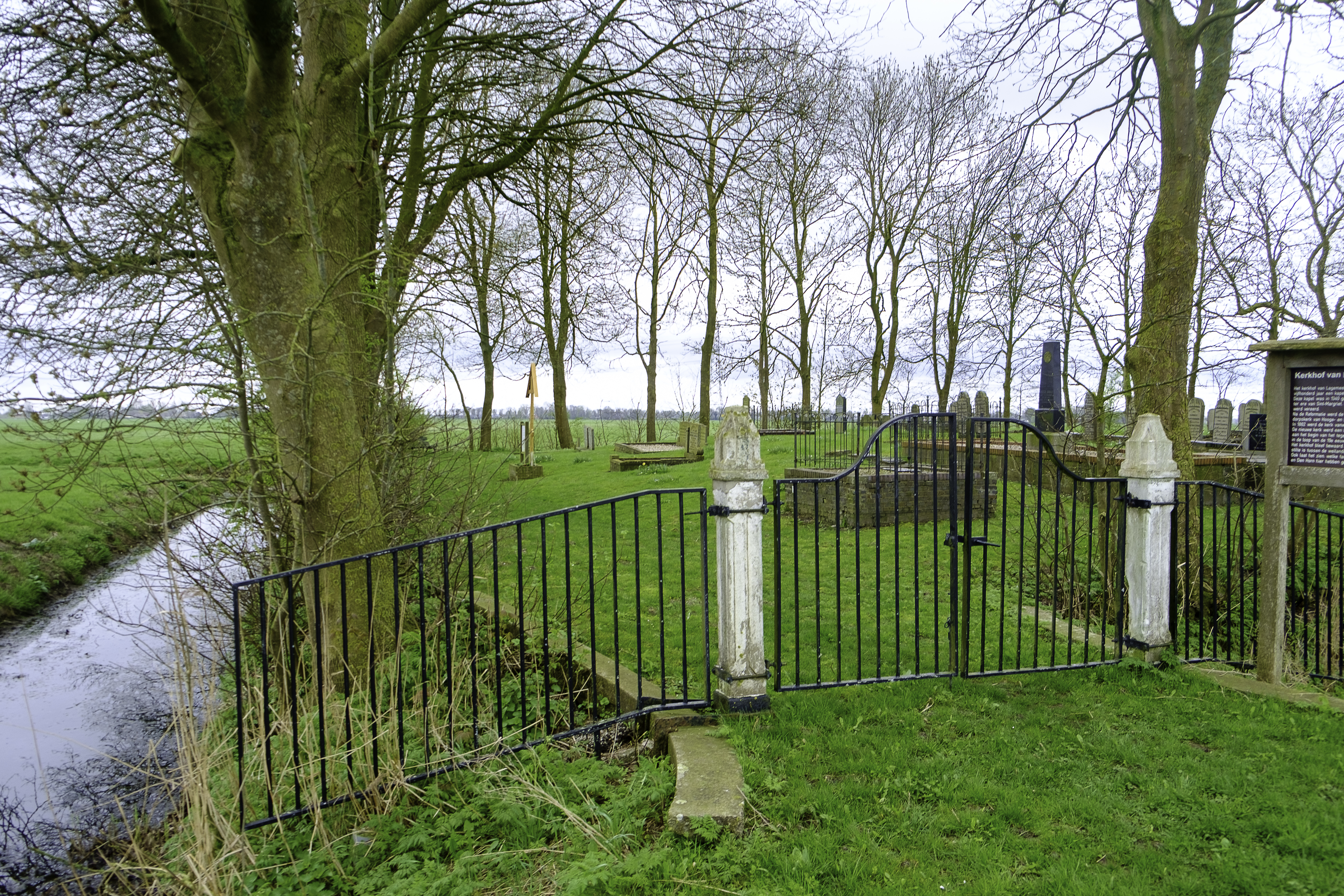 De ingang naar het kerkhof van Lagemeeden