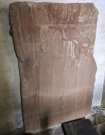 Grafzerk van reed Bremersteen in de Petruskerk in Leens. De afbeeldingen van 2 kromstaven. Vermoedelijk van een hooggeplaatste geestelijke. 