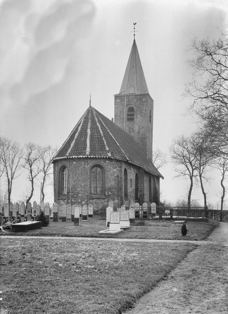 De kerk van Marum uit het oosten, met daarvoor de oude begraafplaatst. Bron: Wikipedia.