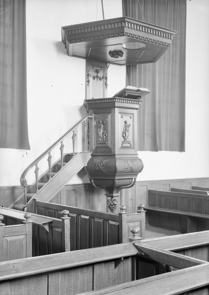 De preekstoel van klankbord in de kerk van Meeden. Foto: Wikipedia.