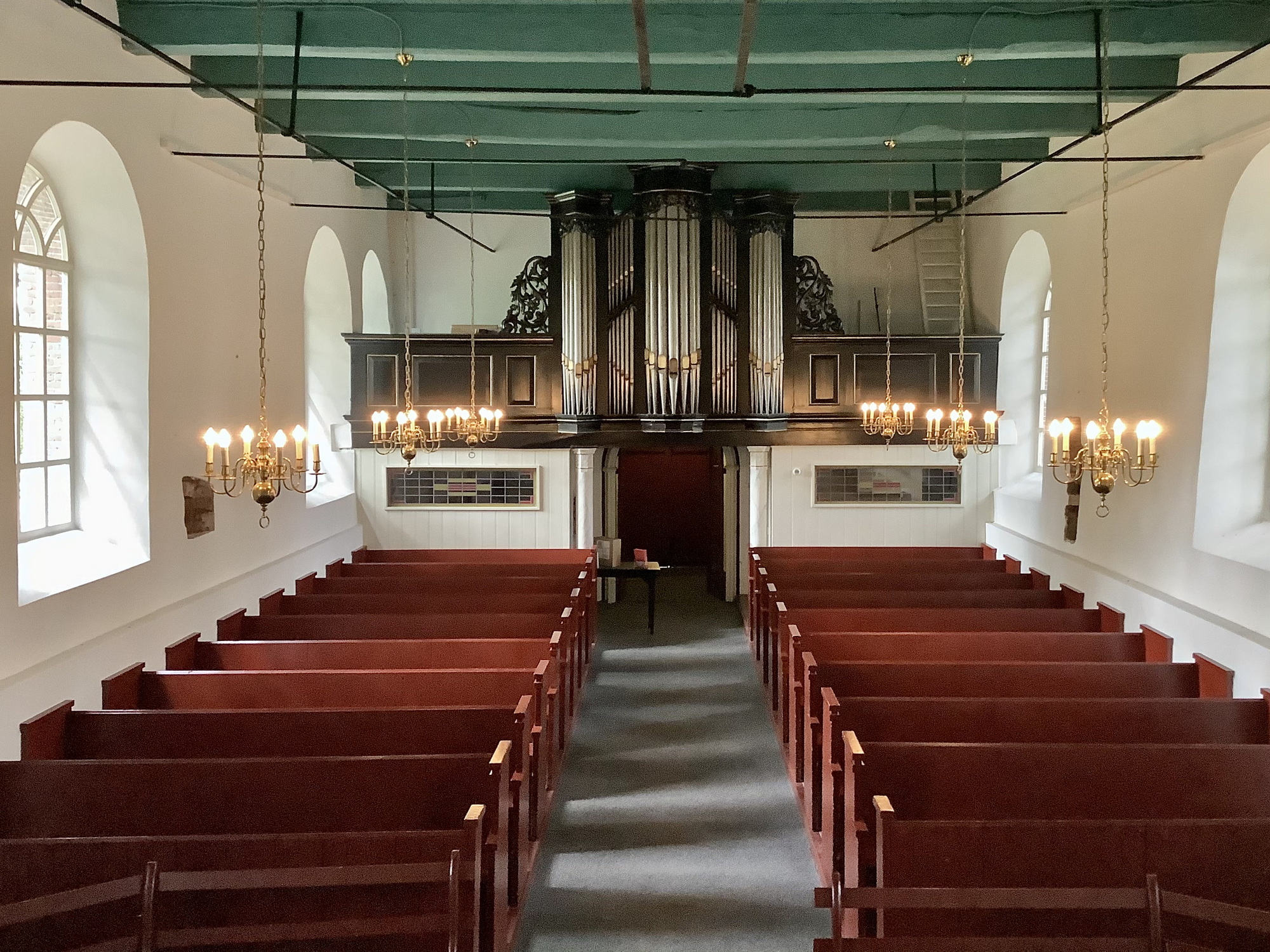 Interieur naar het westen met het orgel en daaronder de toegangsdeur naar de kerk. Foto: ©Jur Kuipers.