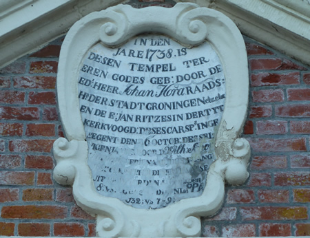 Gevelsteen met het jaartal 1738 in de gevel van de hervormde kerk van het Groningse dorp Midwolda (1738, toren 1708).