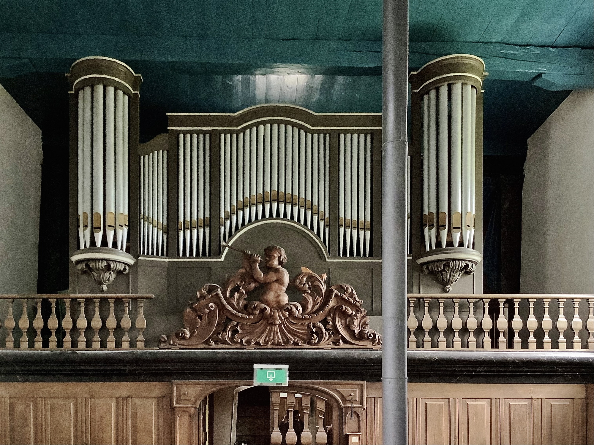 Het orgel gebouwd door Bakker & Timmenga, komt uit de Vermaning in Sint Annaparochie. Onder, in het midden van het orgel, een bazuinende putto, waarschijnlijk gemaakt door Caspar Struiwig. Foto: ©Jur Kuipers