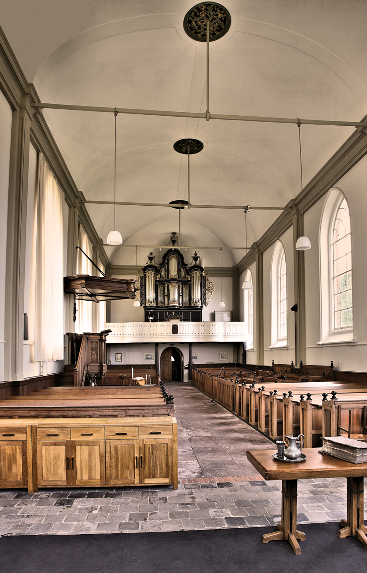 Interieur van de kerk, met links de preekstoel en achterin het orgel. Foto: © Harm Hofman.