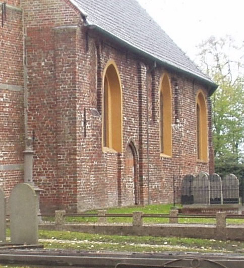 Afb. links: De kerk aan de zuidzijde met een dichtgemetseld Noormannendeurtje. Foto: Vis met 1 oog, 20 november 2005. Licentie: Creative Commons.
