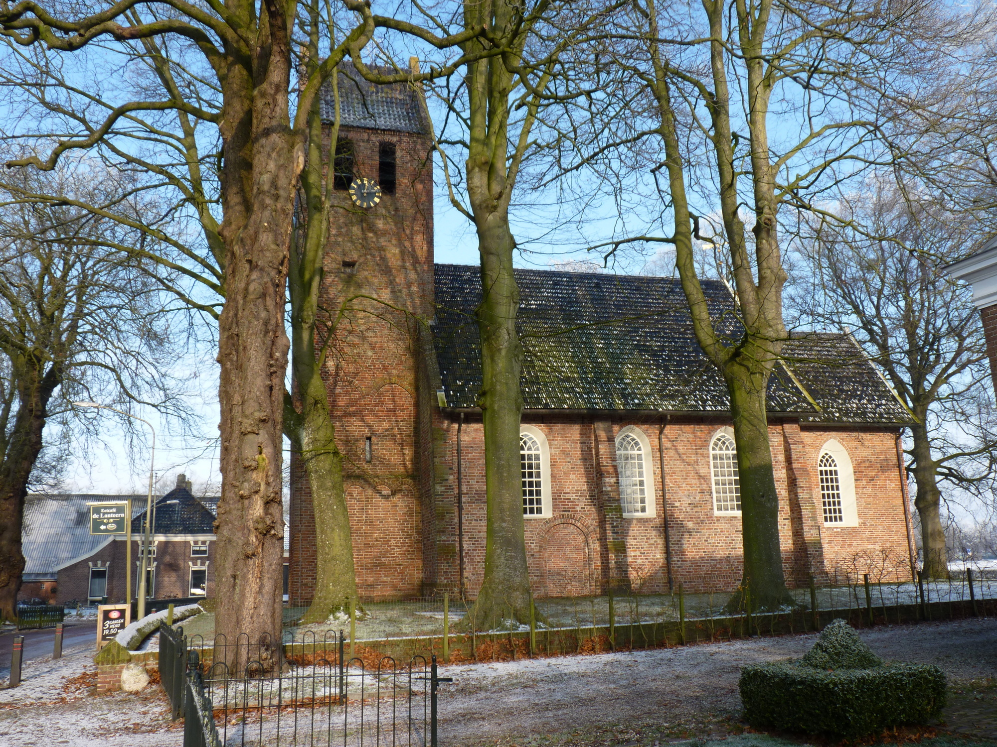 De Bartholomeüskerk van Noordlaren vanuit het zuiden.