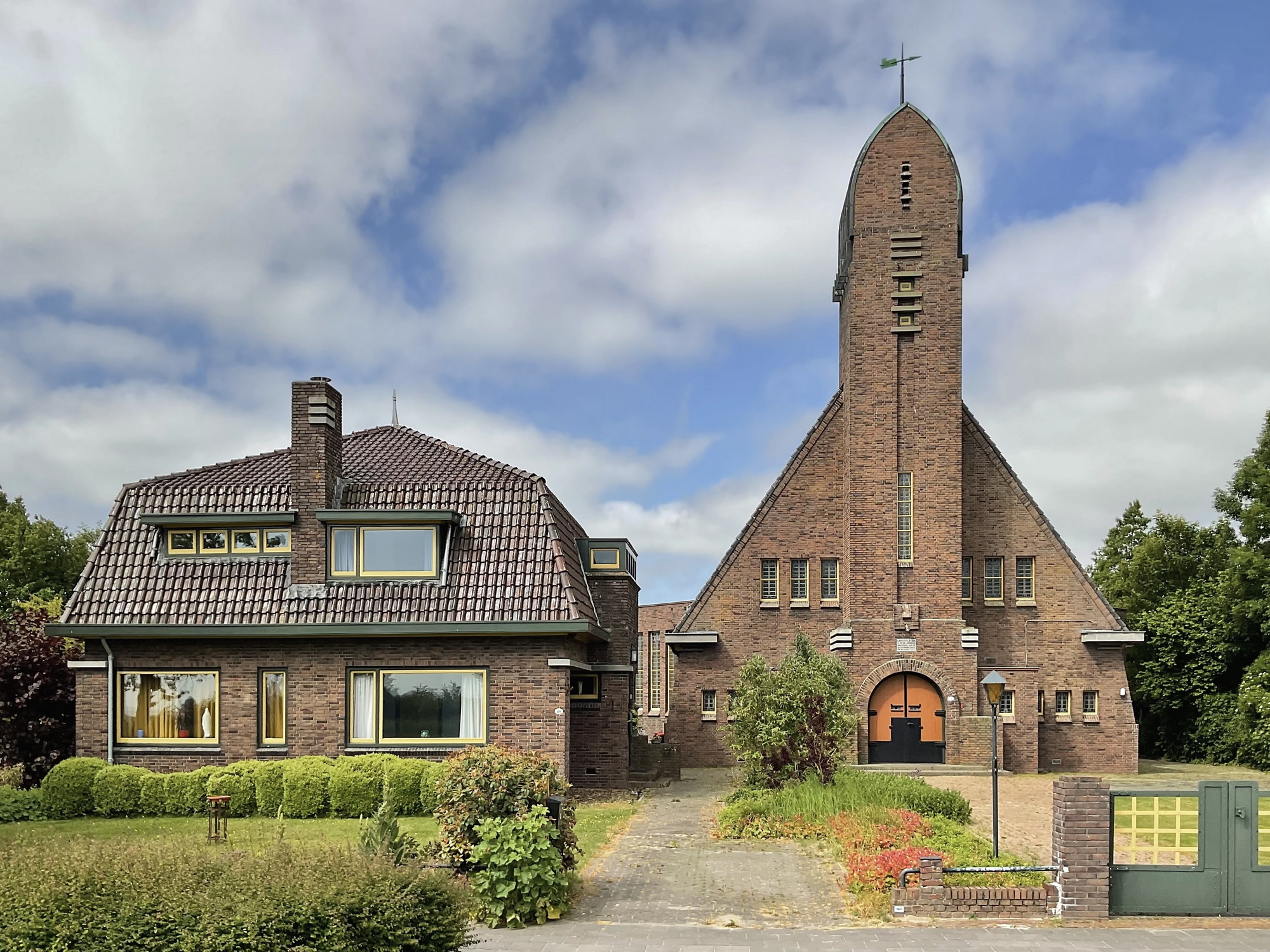 De (voormalige) Gereformeerde kerk met pastorie van Onderdendam. Foto: ©Jur Kuipers.