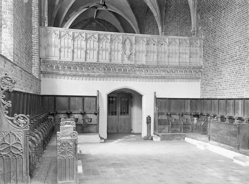 Het interieur van de kerk in het klooster Ter Apel gezien naar het westen met het oudste doksaal in de provincie Groningen uit 1501.