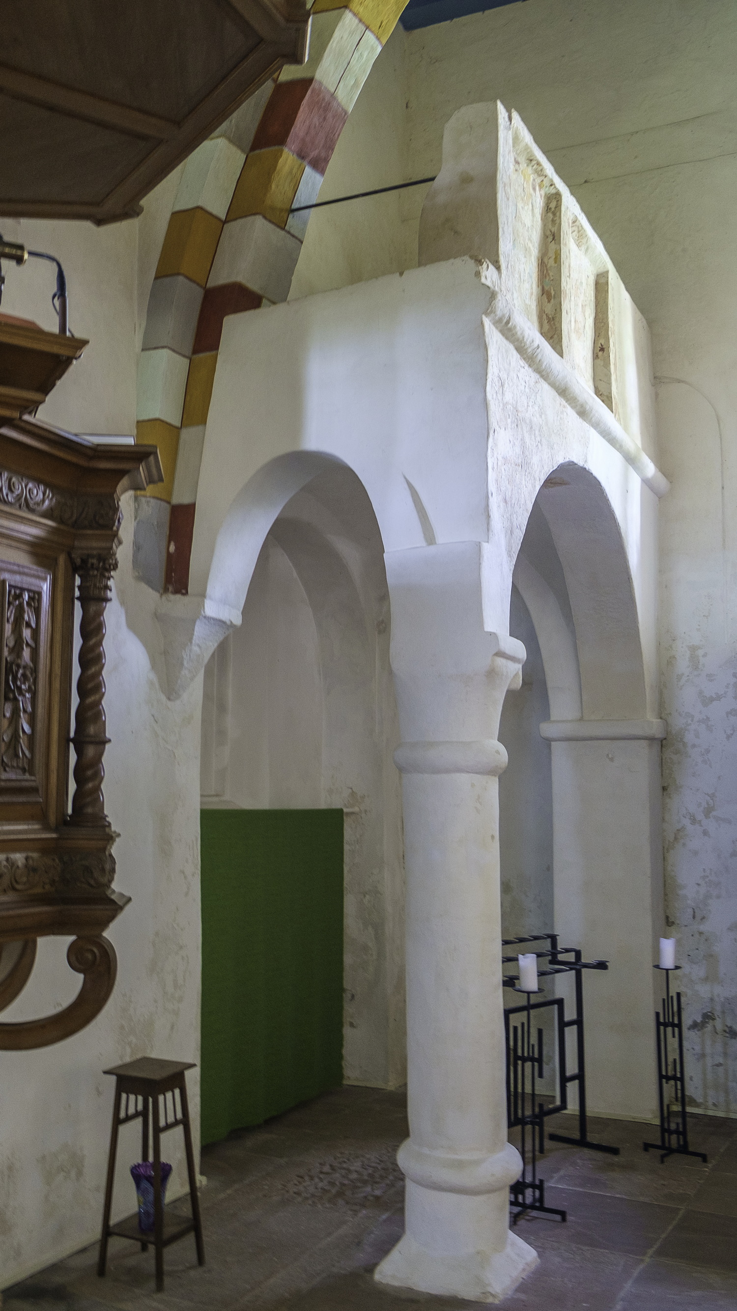 doksaal na restauratie in de Donatuskerk van Leermens, met links de preekstoel. Dit doksaal strekt zich hier dus niet uit van de noordmuur naar de zuidmuur. 