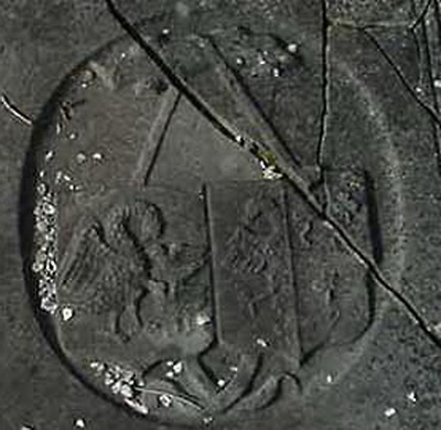 Een uitsnede van het wapen op een zerk van Kornelis Wiersema, met daarop een Pelikaan die de jongen voedt met het bloed uit de borst. Bovenstaand detail is sterk uitvergroot, waardoor de afbeelding minder scherp is geworden.