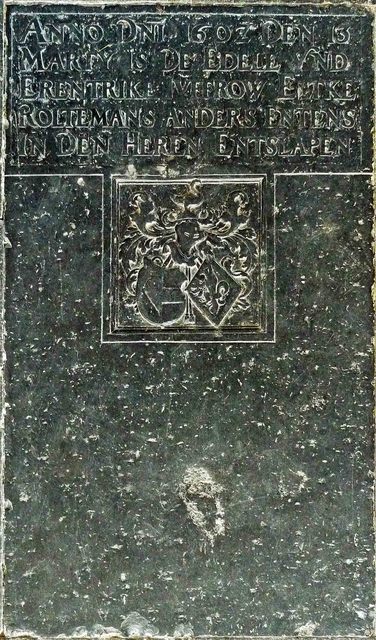 Grafsteen van Eltke Roltemans, overleden op 13 maart 1602. Zij was getrouwd met Evert Entens, maar woonde tot haar dood op borg Dijksterhuis. Onder de tekst de wapens Ent[h]ens en Rolt[e]man. 