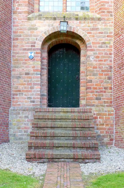 De ingang van de kerk middels een trap in de toren.