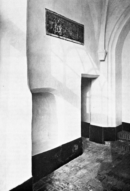 Noordmuur van de benedenruimte van de toren (circa 1970). Bovenaan de gedenksteen. 