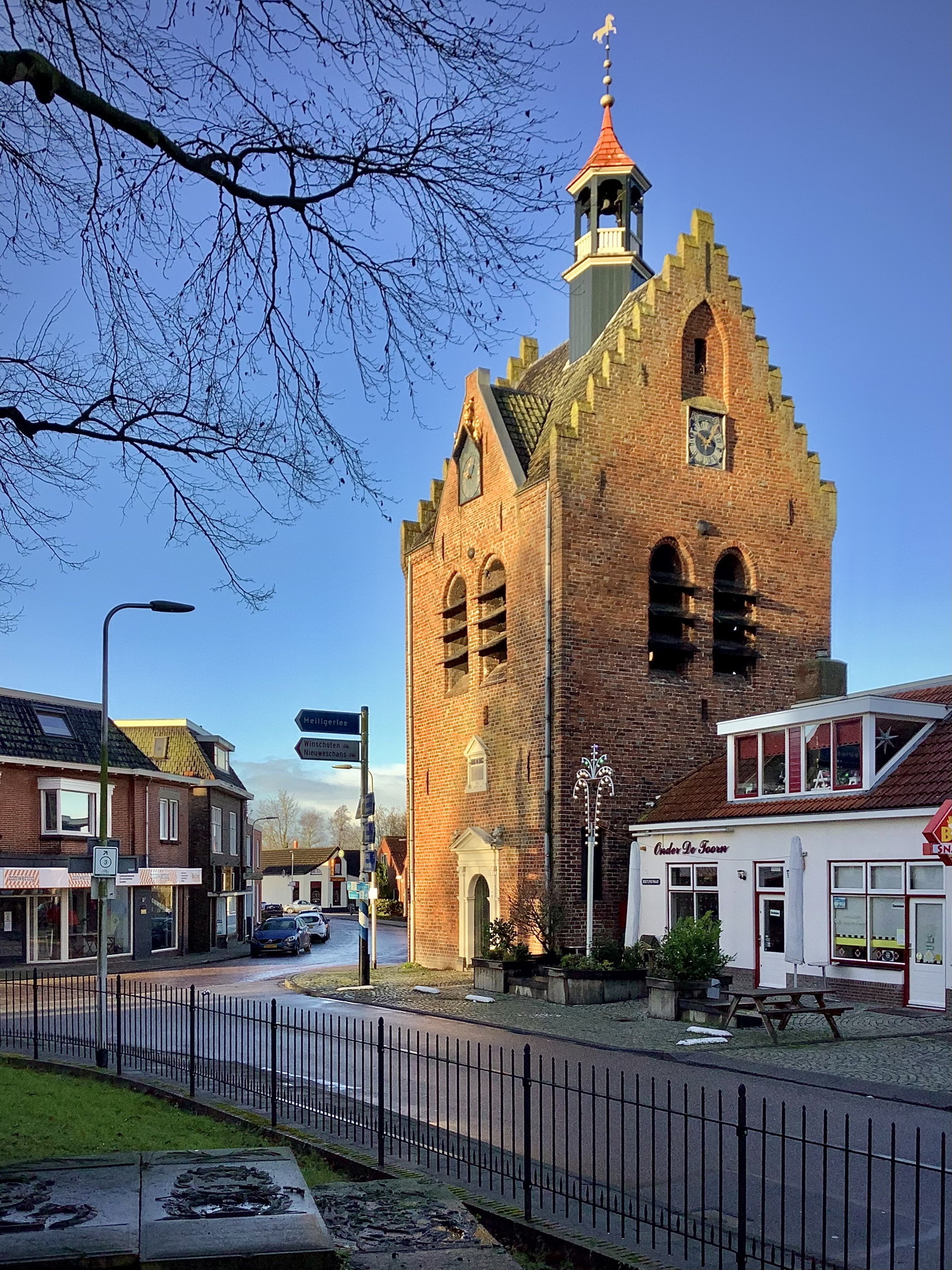 De oude Scheemder toren met pal rechts daarnaast cafetaria 'Onder De Toorn'. 