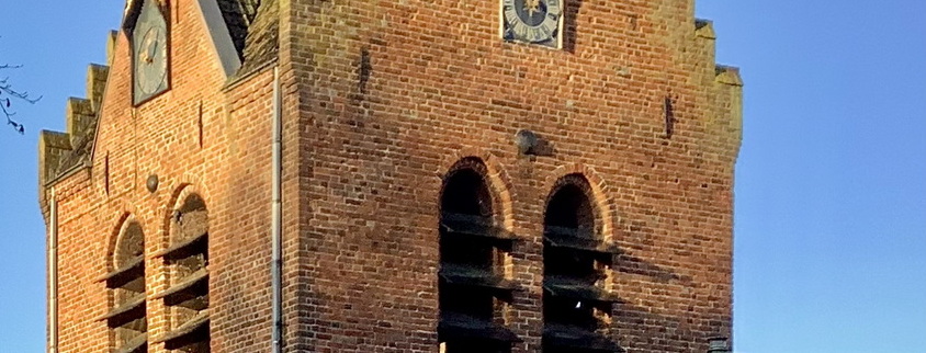 De kanonskogels in de toren boven de galmaten zijn hier goed zichtbaar.