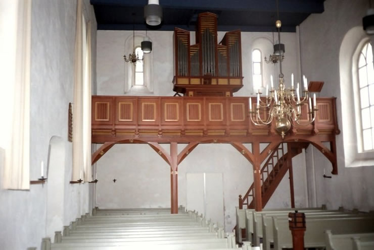 Het orgel uit 1952 door firma Gebr. van Vulpen met orgelgaanderij en kroonluchter met kaarsen.