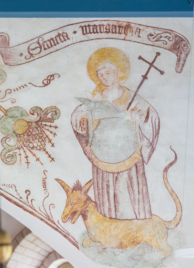 Schildering van de Heilige Margaretha in de kerk van Sellingen. Haar hoofd is omgeven met een nimbus of aureool, een kruisstafen een boek in haar handen en aan haar voeten een draak.