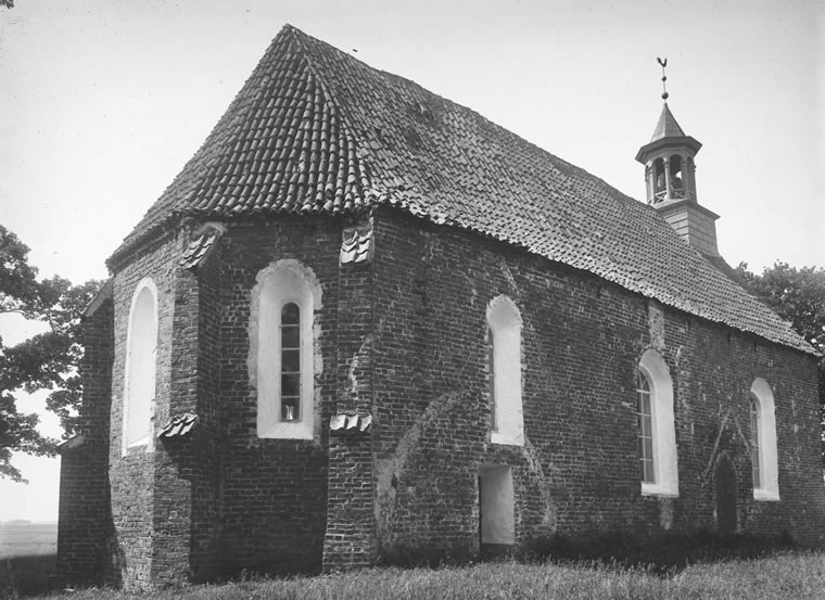 De kerk van ver vóór de restauratie. Foto/bron: Rijksdienst voor Cultureel Erfgoed. Licentie: Creative Commons.