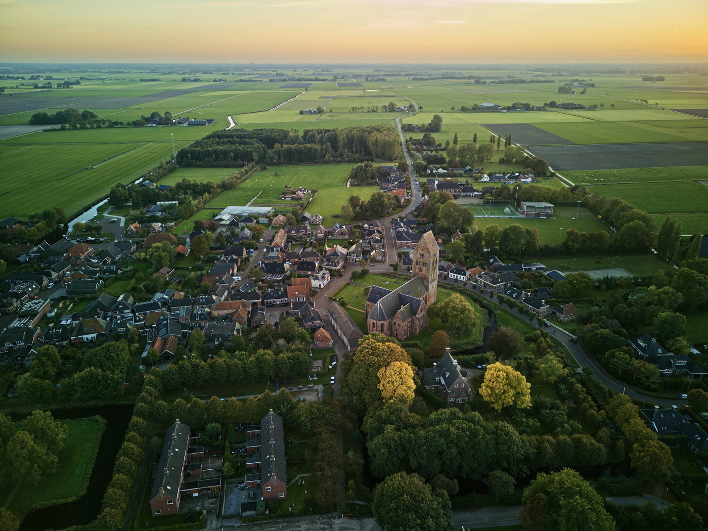 Dronefoto van Stedum met de kerk en daarvoor de voormalige pastorie. Foto: ©Jur Kuipers.