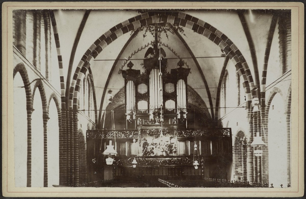 Kabinetfoto. Interieur met het orgel. Bron: Rijksdienst voor Cultureel Erfgoed. Rijksmonument nr. 34504. Fotograaf: opbekend. Foto: onbekend.