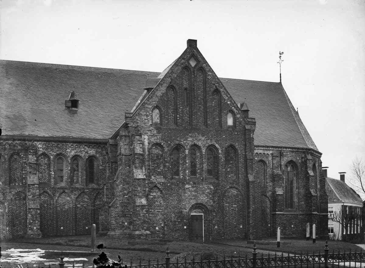De toren en de kerk vanuit het zuiden. Rijksmonument nr. 34504. Bron: Rijksdienst voor Cultureel Erfgoed. Fotograaf: onbekend. Foto: Februari 1889.