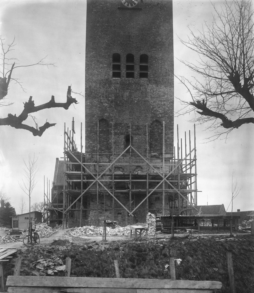 De west-gevel van de toren in de stijgers. Bron: Rijksdienst voor Cultureel Erfgoed. Rijksmonument nr. 34504. Fotograaf: onbekend. Foto: maart 1938.