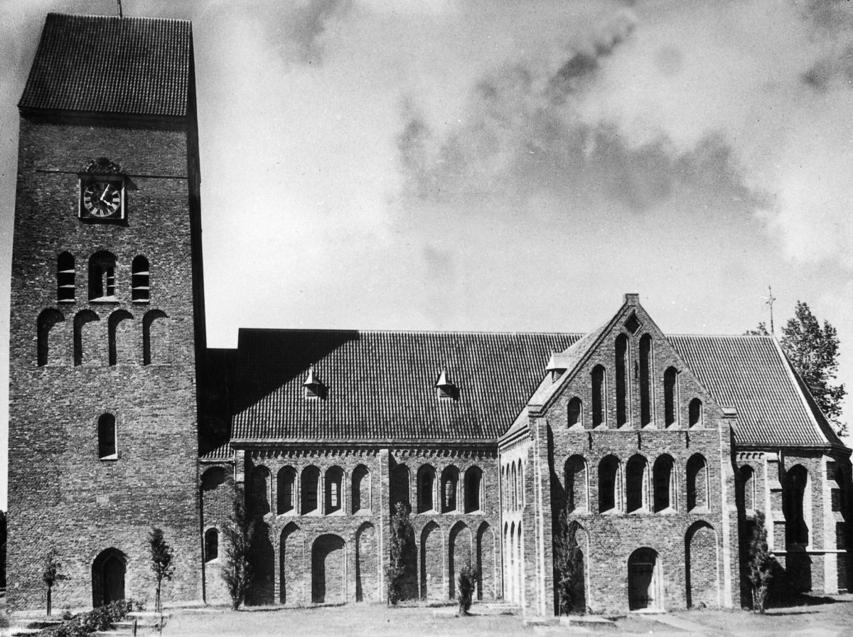 Westgevel van de kerk en kerktoren. Rijksmonument nr. 34504. Bron: Rijksdienst voor Cultureel Erfgoed. Fotograaf: onbekend. Foto: 1946.
