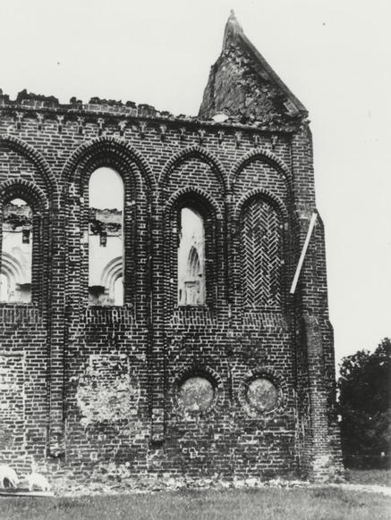 De verwoeste kerk na WOII.