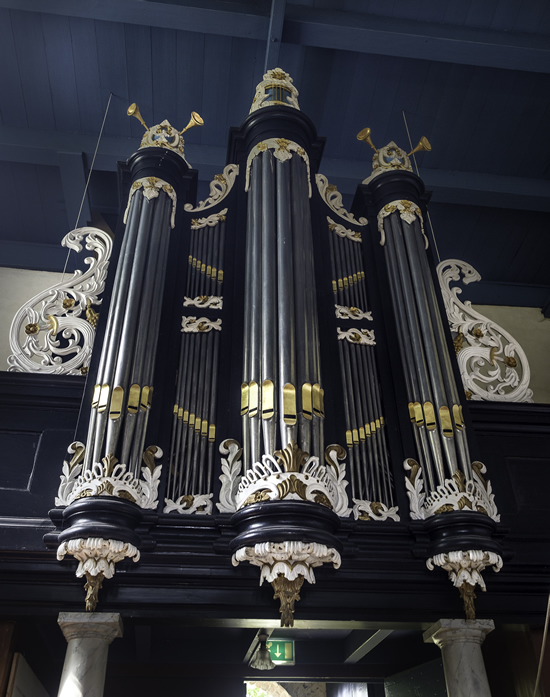 Het orgel in de kerk van Thesinge. Foto: Hardscarf, 8 september 2018. Licentie: Creative Commons Attribution-Share Alike 4.0 International license.