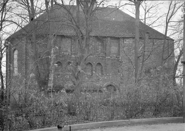 Kerk vanuit het noorden. Rijksmonument nr. 9795. Foto: november 1939, Rijksdienst voor Cultureel Erfgoed. Licentie: Creative Commons Attribution-Share Alike 4.0 International license.