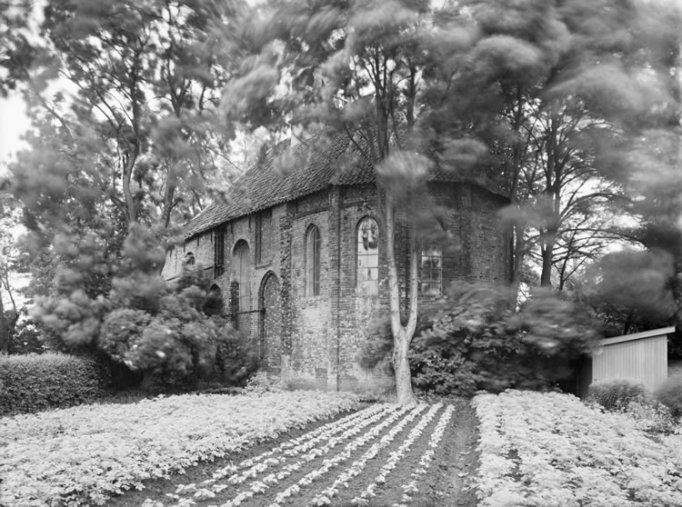 Kerk vanuit het zuidoosten. Rijksmonument nr. 9795. Foto: november 1935, Rijksdienst voor Cultureel Erfgoed. Licentie: Creative Commons Attribution-Share Alike 4.0 International license.