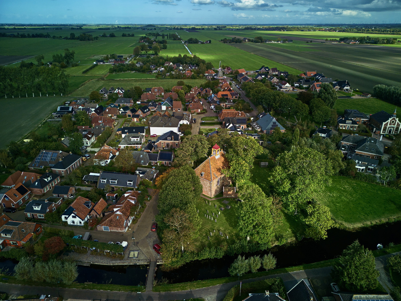 Dronefoto van Thesinge met in het midden de Felicitaskerk: Dronefoto: ©Jur Kuipers, 2020/21.