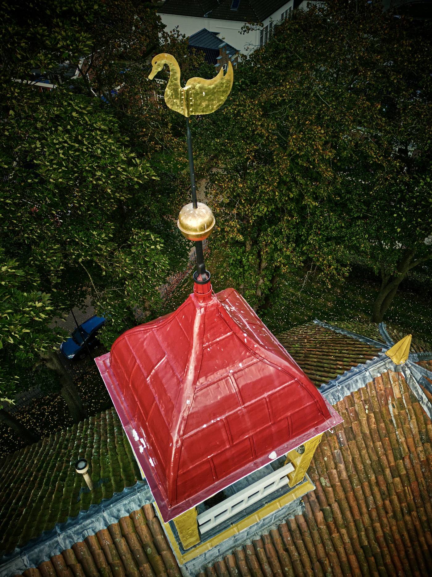 De dakruiter met torenklok op het dak van de kerk. Dronefoto: ©Jur Kuipers, 2020/21.