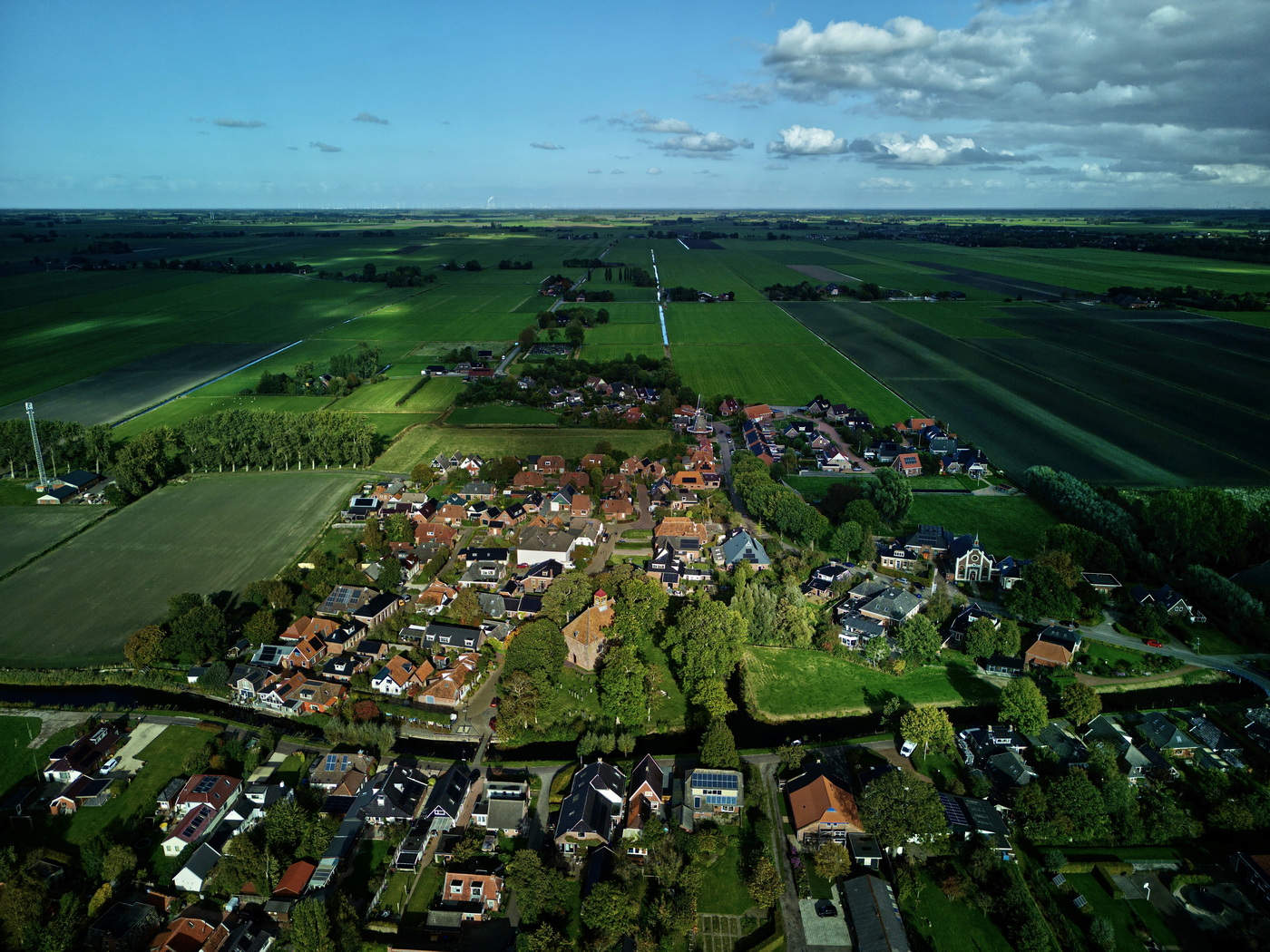 Dronefoto door ©Jur Kuipers, 2022, met in het midden de kloosterkerk.