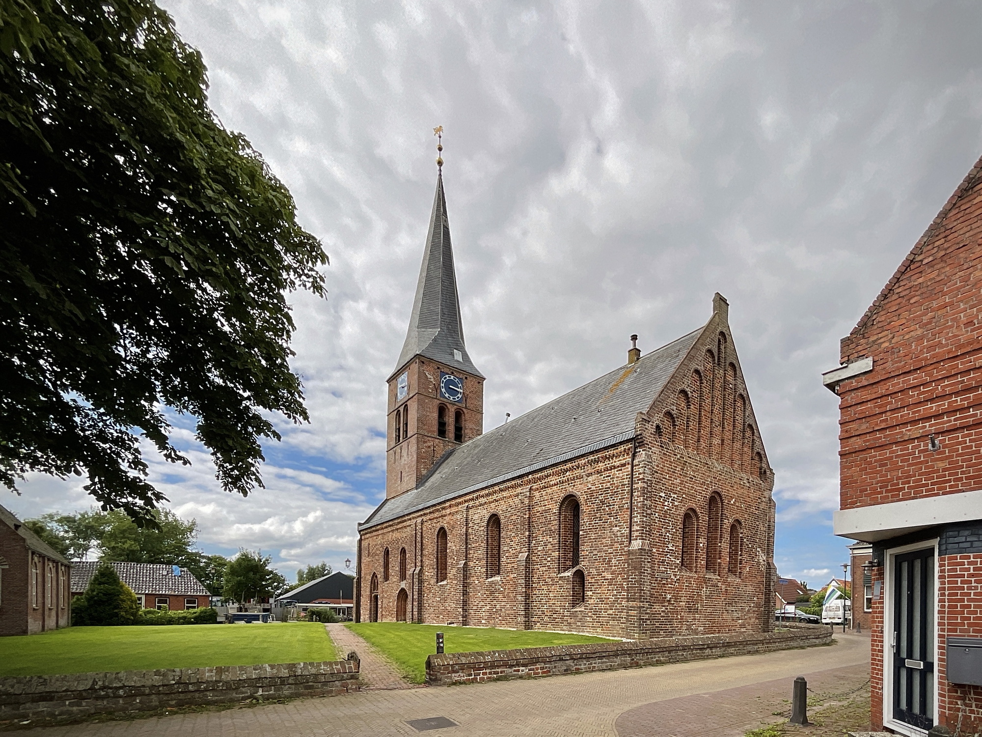 De kerk gezien vanuit het zuidoosten. Foto: ©Jur Kuipers, 2021.