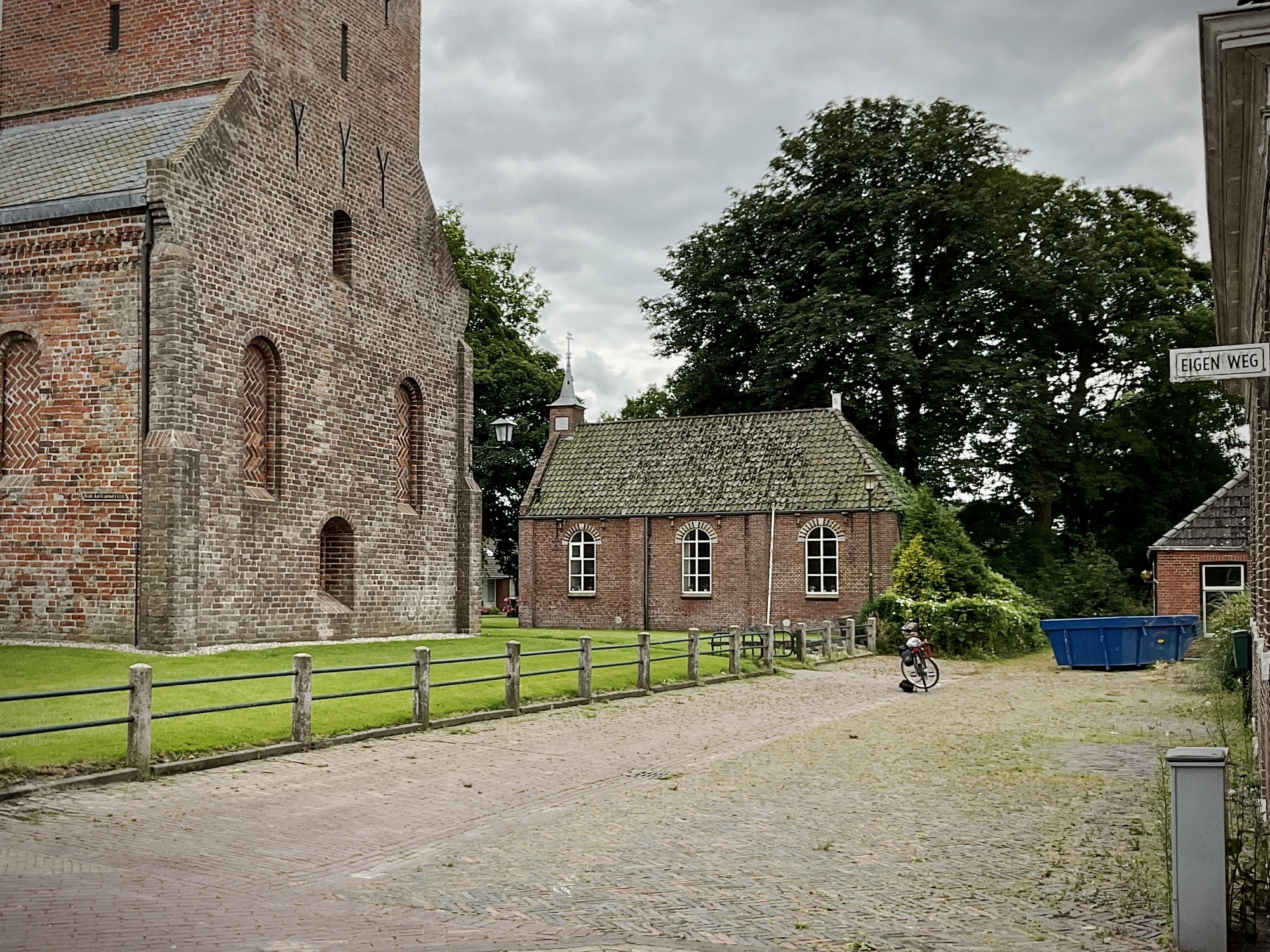 Links de kerk met het gebouw Irene. Foto: ©Jur Kuipers, 2021.